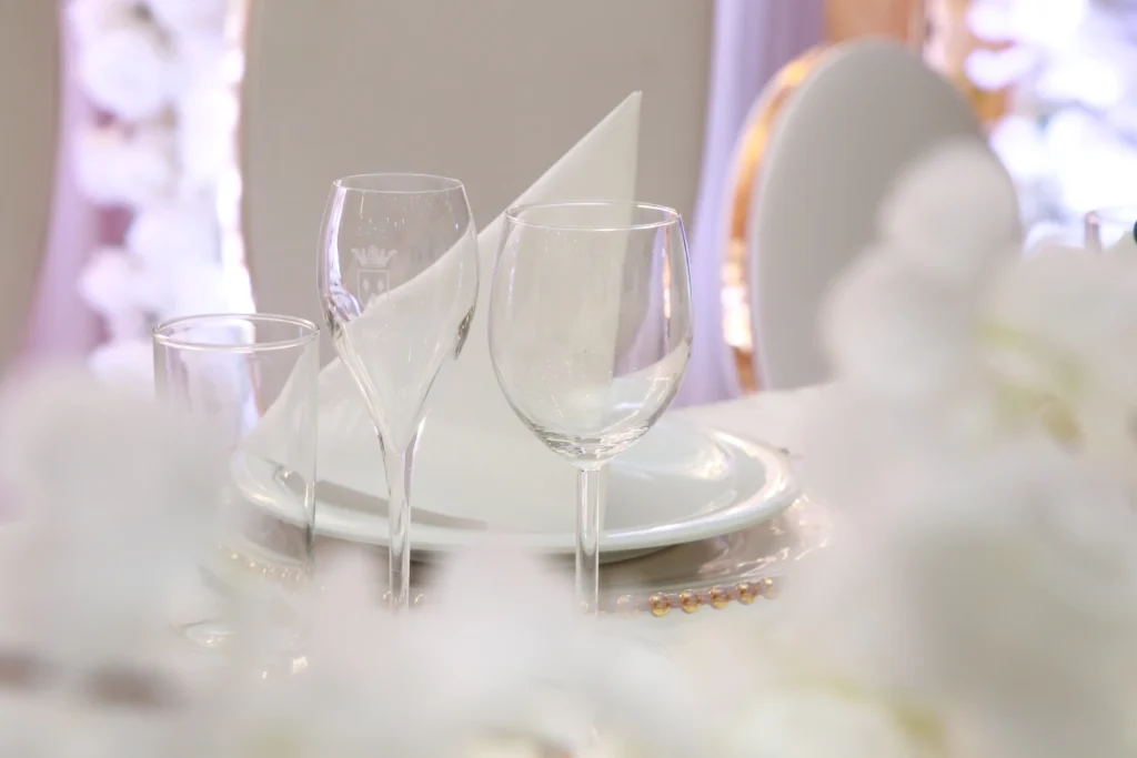 Tischgedeck in weiß