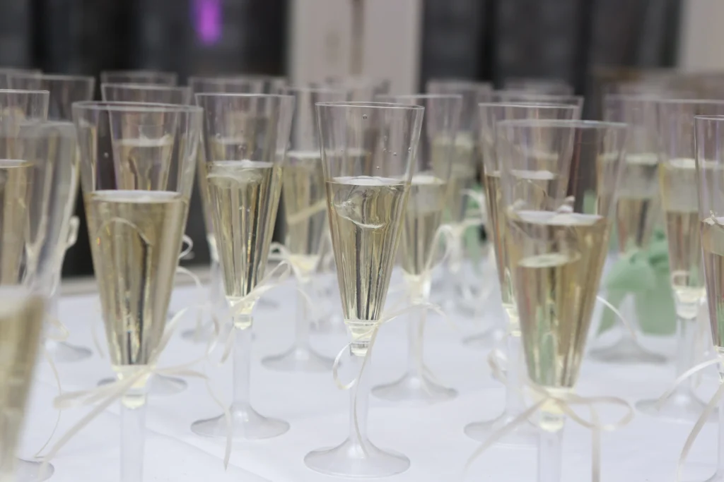 Sektgläser befüllt